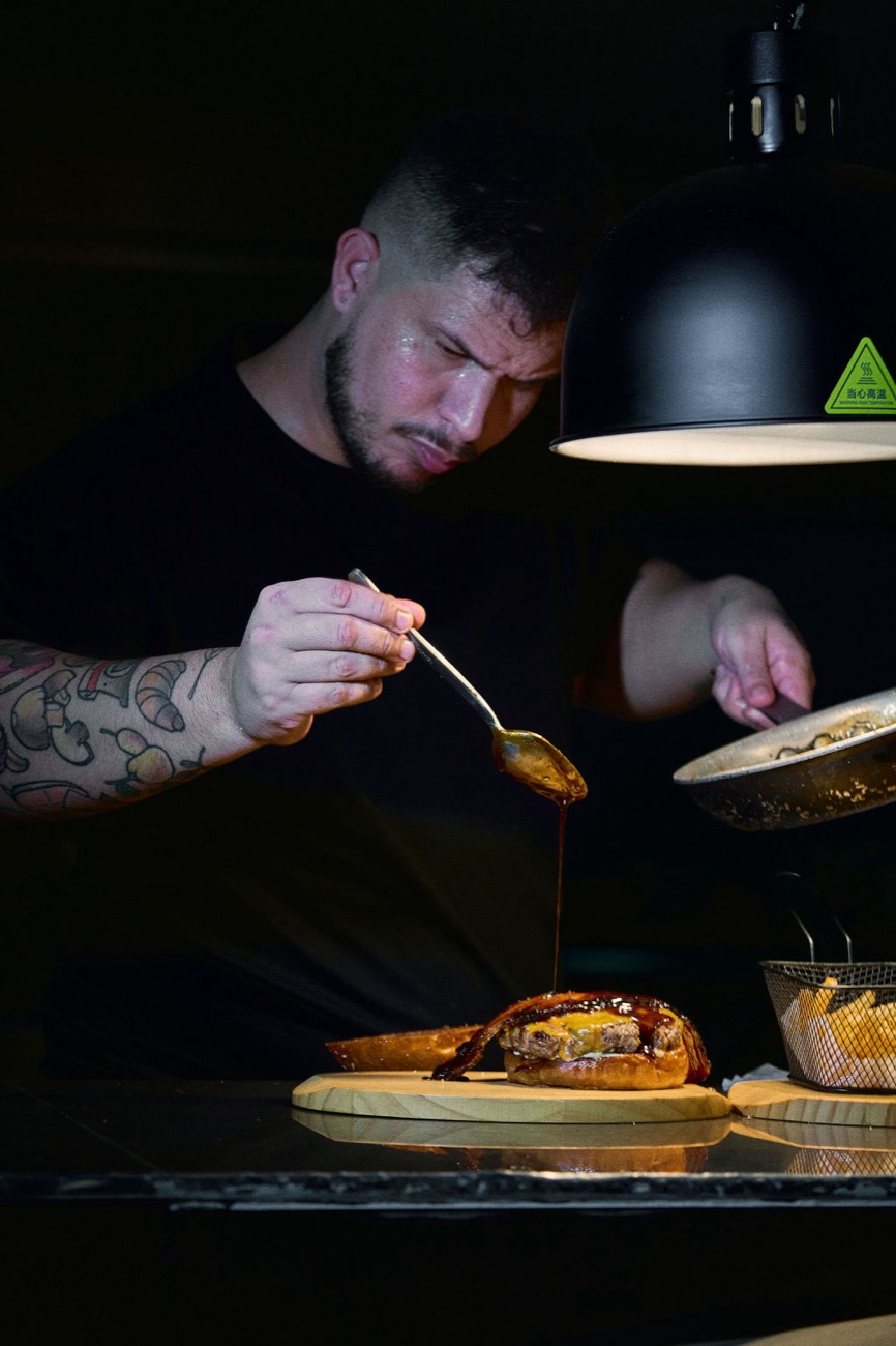 Chef Andrés Valerio emplatando
