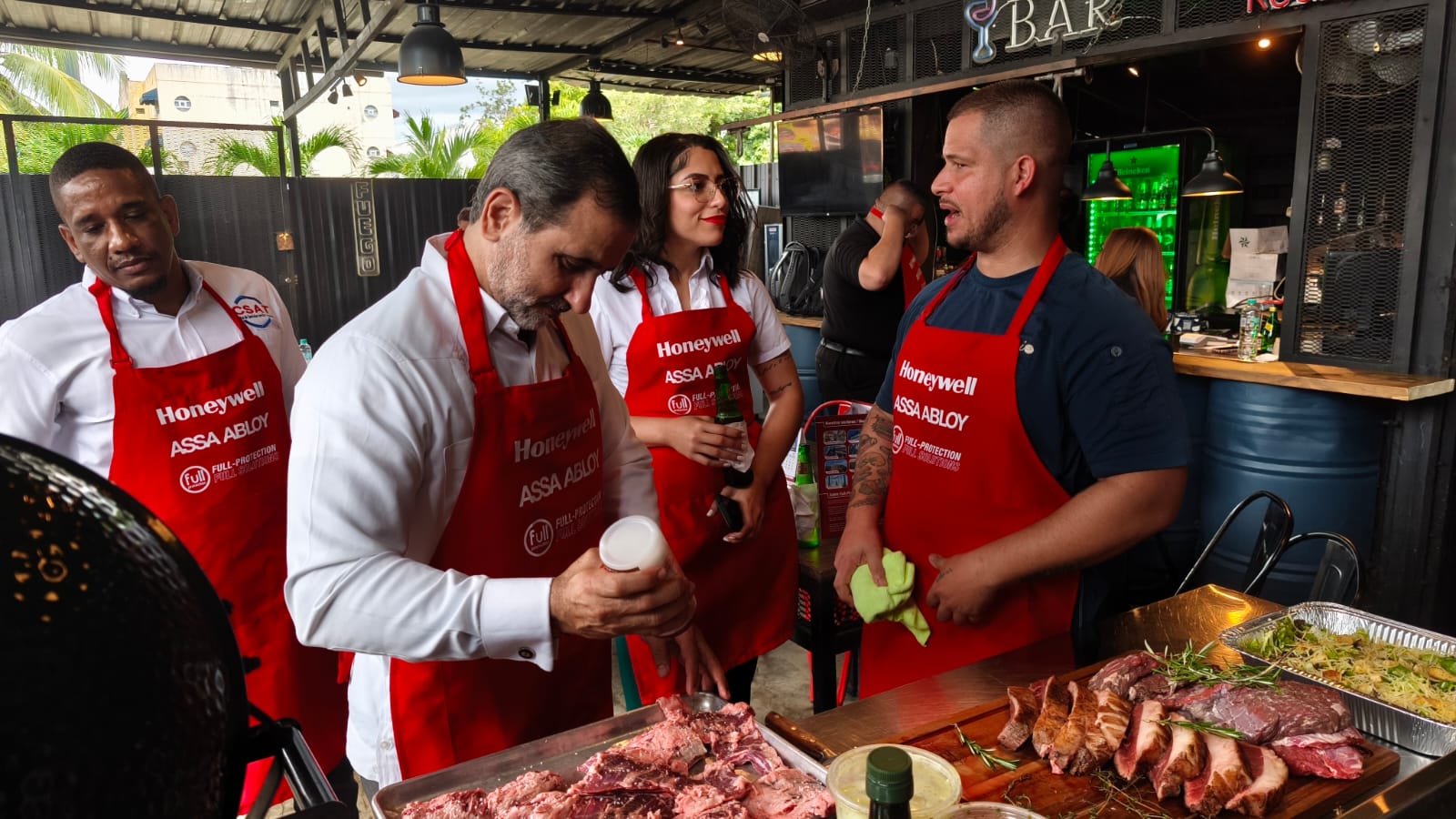 Chef Andrés Valerio en cocina