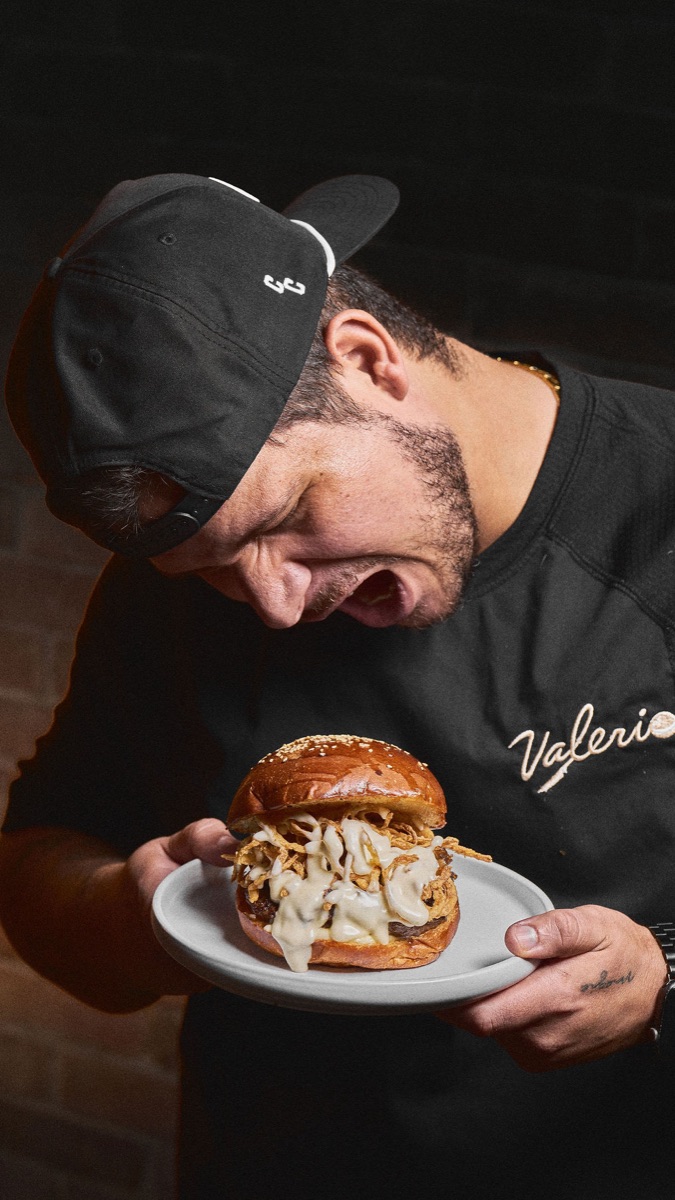 Andrés Valerio con un plato de Valerio Burger Club